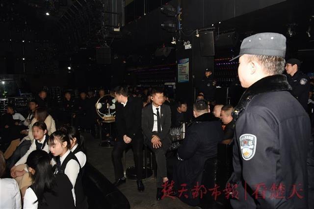 差一點(diǎn)點(diǎn)！本菲卡后衛(wèi)解圍到維尼修斯腳下，可惜射門(mén)稍稍偏出