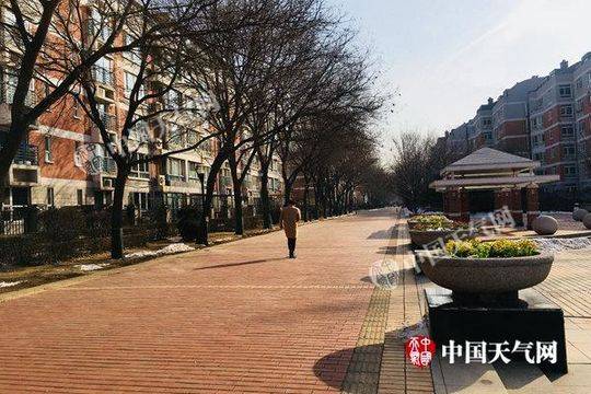 沒(méi)控制住情緒！穆里尼奧不滿(mǎn)判罰怒斥裁判，連吃?xún)牲S被罰上看臺(tái)